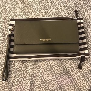 BNWOT Henri Bendel Wallet Wrislet